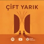 Turuncu tonlarda Çift Yarık podcast kapak görseli; üstte “Çift Yarık” yazısı, altta Spotify, YouTube ve Apple Podcasts simgeleri yer alıyor.