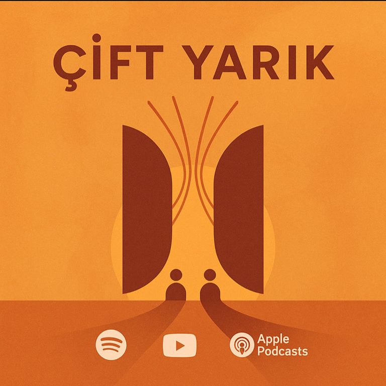 Turuncu tonlarda Çift Yarık podcast kapak görseli; üstte “Çift Yarık” yazısı, altta Spotify, YouTube ve Apple Podcasts simgeleri yer alıyor.