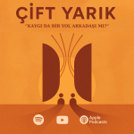 Turuncu tonlarda Çift Yarık podcast 4. bölüm kapağı; “Kaygı Da Bir Yol Arkadaşı Mı?” başlığı ile Spotify, YouTube ve Apple Podcasts simgeleri yer alıyor.