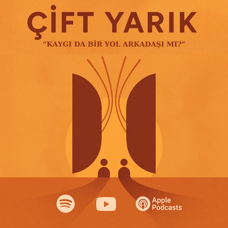 Turuncu tonlarda Çift Yarık podcast 4. bölüm kapağı; “Kaygı Da Bir Yol Arkadaşı Mı?” başlığı ile Spotify, YouTube ve Apple Podcasts simgeleri yer alıyor.