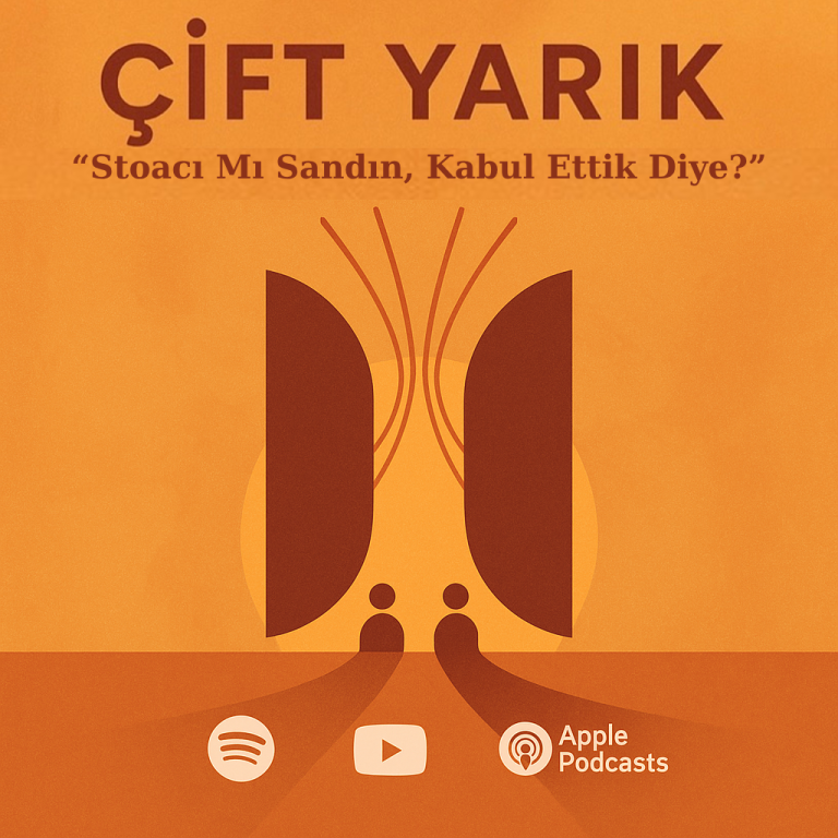 Turuncu tonlarda Çift Yarık podcast 7. bölüm kapağı; “Stoacı Mı Sandın, Kabul Ettik Diye?” başlığı ile Spotify, YouTube ve Apple Podcasts simgeleri yer alıyor.