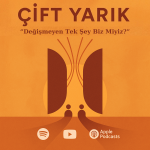 Turuncu tonlarda Çift Yarık podcast 8. bölüm kapağı; “Değişmeyen Tek Şey Biz Miyiz?” başlığı ile Spotify, YouTube ve Apple Podcasts simgeleri yer alıyor.