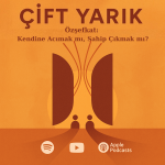 Turuncu tonlarda Çift Yarık podcast 10. bölüm kapağı; “Özşefkat: Kendine Acımak mı, Sahip Çıkmak mı?” başlığı ile Spotify, YouTube ve Apple Podcasts simgeleri yer alıyor.
