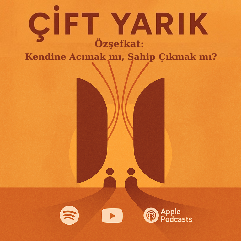 Turuncu tonlarda Çift Yarık podcast 10. bölüm kapağı; “Özşefkat: Kendine Acımak mı, Sahip Çıkmak mı?” başlığı ile Spotify, YouTube ve Apple Podcasts simgeleri yer alıyor.